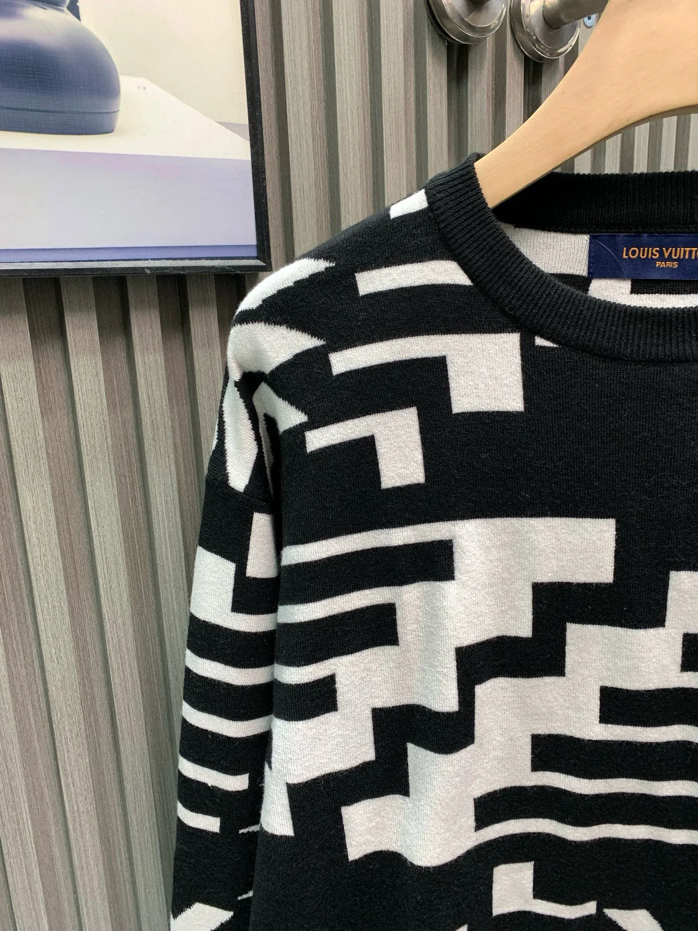 🅿️360 🀄️ Louis Vuitton 1v 2025 new jacquard knitted wool pullover ⚠️The original internal price is 15600 purchased💰 This style is made of 50 wool 50 polyamide fiber 26-count double-ply blended yarn and is dyed blue and red on the board. The flowers are manually counted by the painter and then finely modified. It adopts imported 12-knitting machine full-piece cylindrical jacquard and 3-color cylindrical hanging jacquard process. It takes 380 minutes. Special wool washing process makes the fabric texture softer and more delicate. The velvet feel has warmth and affinity. The touch is self-evident. There is no thorny feeling when worn next to the body. It has excellent thermal insulation coefficient and does not deform. Same style for men and women.